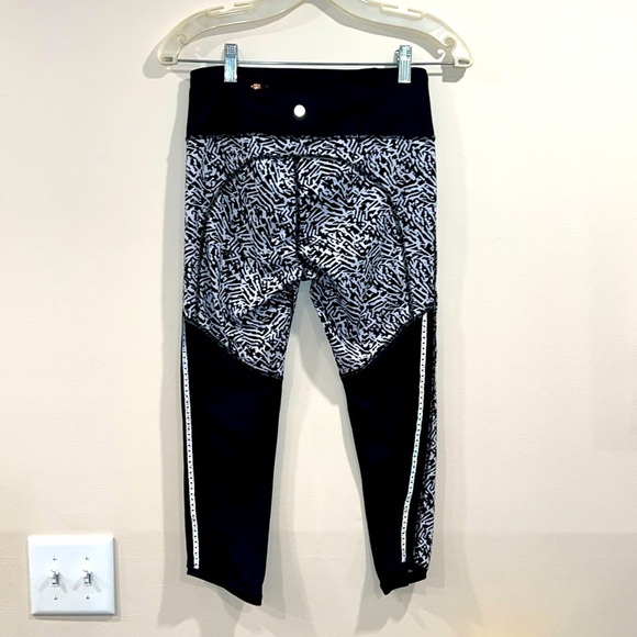 🔥Lululemon Black and White Patterned Leggings🔥 - Picture 2 of 7